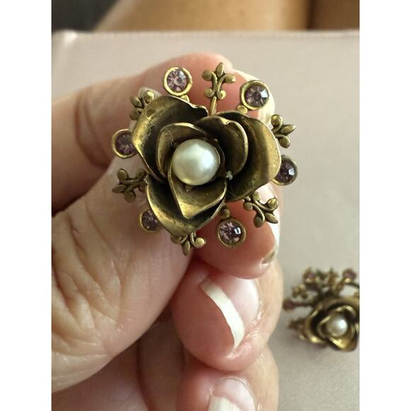 Vintage Clip-On Flower Earrings Gold Tone w/ Imitation Pearl Center - SO DAINTY! - Picture 2 of 6
